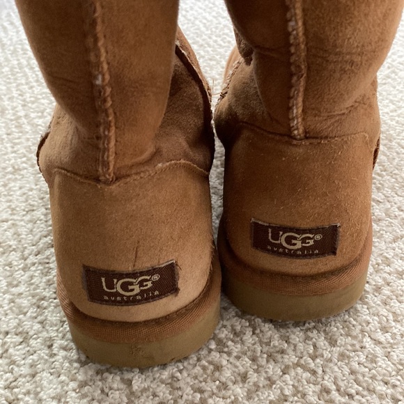Used Women’s UGGs, great condition! No snow, water, or salt damage. Size W10 - Picture 4 of 5